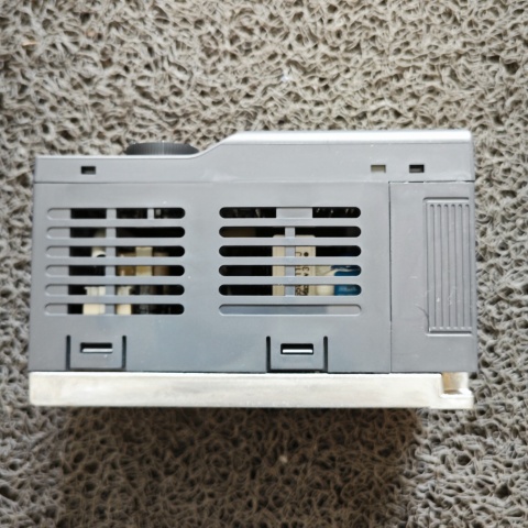 變頻器FR-D720-0 (4)